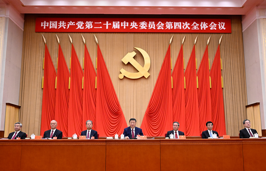 ??中國共產(chǎn)黨第二十屆中央委員會第四次全體會議，于2025年10月20日至23日在北京舉行。這是習(xí)近平、李強(qiáng)、趙樂際、王滬寧、蔡奇、丁薛祥、李希等在主席臺上。